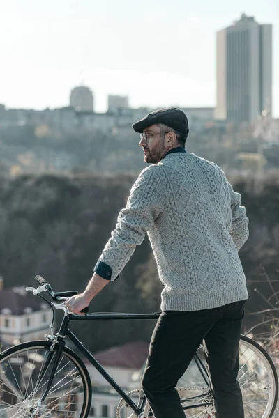 Homem Adulto Elegante Com Bicicleta Vintage Dia Ensolarado — Fotografia de Stock
