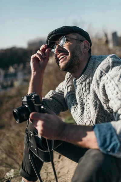 Glücklich Erwachsener Mann Mit Vintage Filmkamera Sitzt Auf Landstraße — Stockfoto