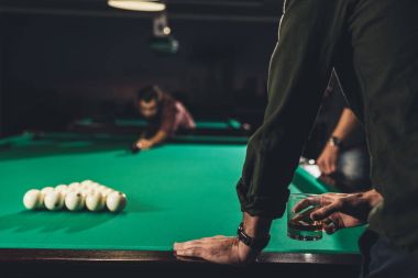 cam içecekler ile Bilardo masasına infront tutan adamın Resim kırpılmış bar