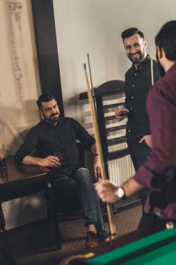 içecekler ve yardımlar bilardo barda mutlu erkeklerle 