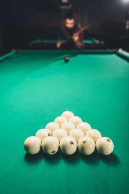 Barda Rus bilardosunda oynayan adam.