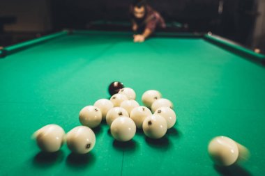Barda Rus bilardosunda oynayan adam.