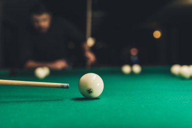 closeup Bilardo masası ile Rus billliard topu sayı 14