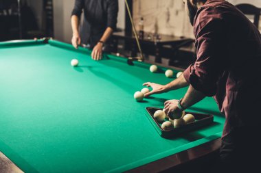 yakışıklı adam Rus havuz top üçgen oluşturan bar