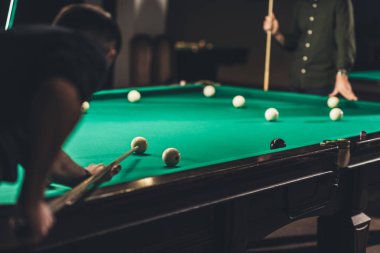 arkadan görünüşü kırpılmış adam Rus havuzda oynarken bar