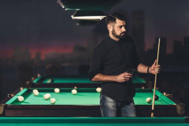 Bilardo masası içkiyle yanında ayakta başarılı yakışıklı adam bar 