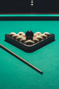 Rus Bilardo kümesi ve işaret ile kumar tablo