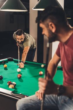 Genç başarılı yakışıklı erkek Göleti'nde oynayan kaç bar