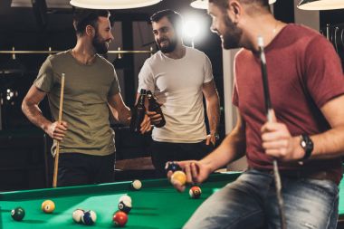 Bilardo masası yanında bira içme genç beyaz adam çubuk 