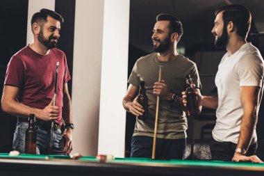 genç yakışıklı beyaz adam Bilardo masası yanında çubuk  