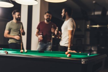 genç yakışıklı beyaz adam Bilardo masası yanında çubuk 