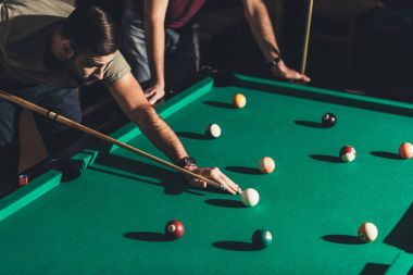 havuzda oynarken yakışıklı beyaz adam