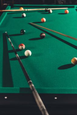 Tablo ipuçları ve topları ile kumar Bilardo 