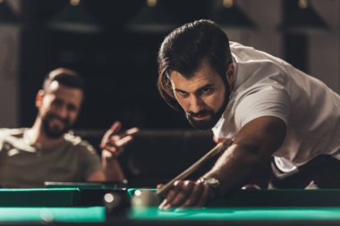 Snooker içinde oynayan yakışıklı beyaz adam