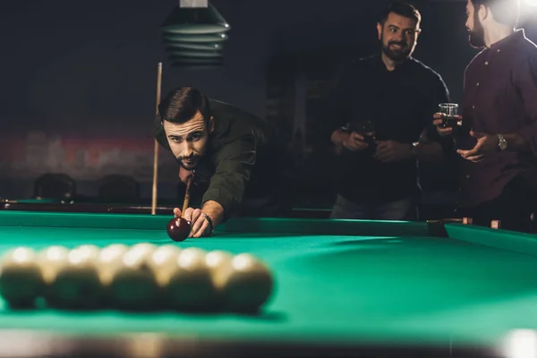 Homem Bonito Jogando Piscina Bar Com Amigos — Fotografia de Stock