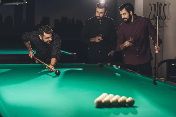 Erfolgreicher Schöner Mann Spielt Pool Bar Mit Freunden — Stockfoto