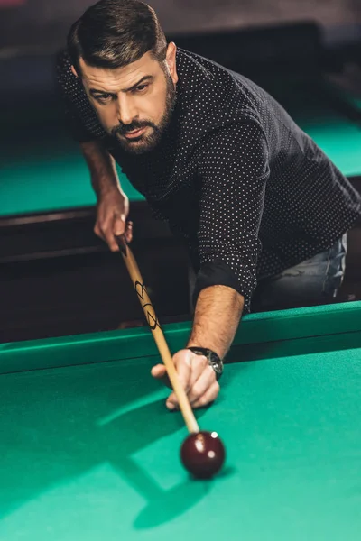 Vista Frontal Homem Bonito Jogando Piscina Bar Bilhar — Fotografia de Stock