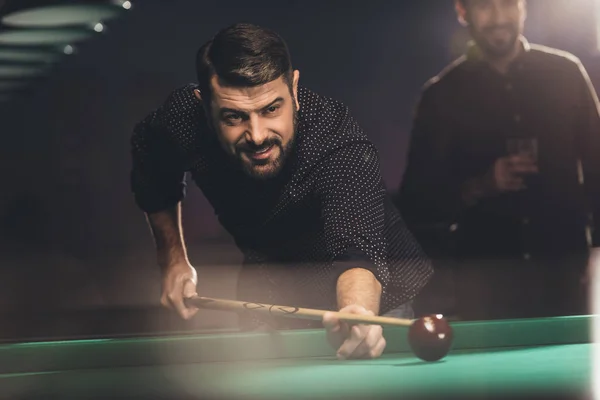 Homem Sucesso Jogando Piscina Bar Com Amigo — Fotografia de Stock