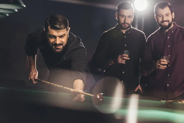 Erfolgreicher Mann Spielt Mit Freunden Pool Bar — Stockfoto