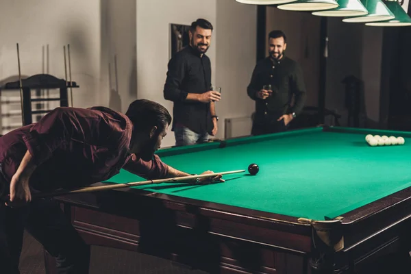 Homem Sucesso Jogando Piscina Bar Com Amigos — Fotografia de Stock