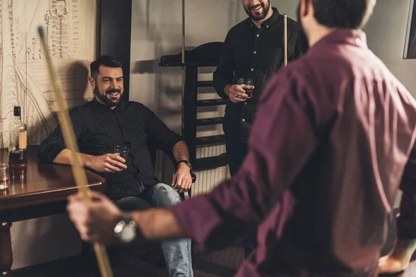 Company Happy Men Drinks Cues Billiard Bar — Stock Photo, Image