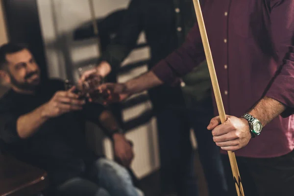 Bijgesneden Afbeelding Van Mannen Met Drankjes Cues Billiard Bar — Stockfoto