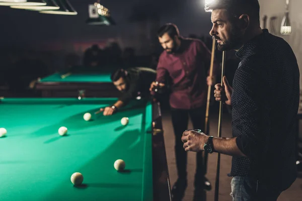 Gesellschaft Schöner Männer Die Pool Der Bar Spielen — Stockfoto