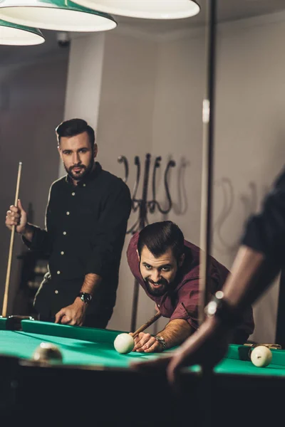Company Successful Handsome Men Playing Pool Bar — Free Stock Photo