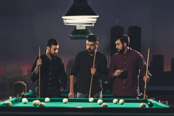 Gezelschap Van Succesvolle Knappe Mannen Permanent Naast Pooltafel Met Drankje — Stockfoto