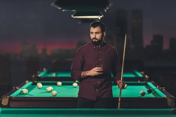 Homem Bonito Bem Sucedido Lado Mesa Bilhar Com Bebida Bar — Fotografia de Stock