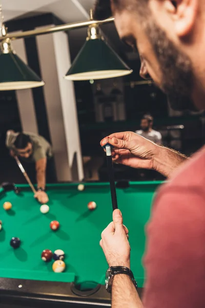 Oříznutý Obraz Člověka Křídování Kulečníkové Tágo Baru Přáteli — Stock fotografie