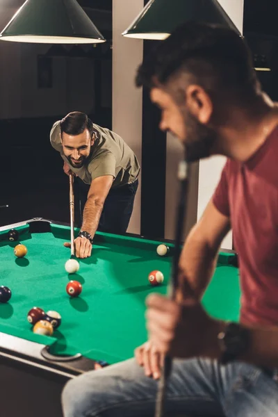 Pareja Jóvenes Exitosos Hombres Guapos Jugando Piscina Bar —  Fotos de Stock