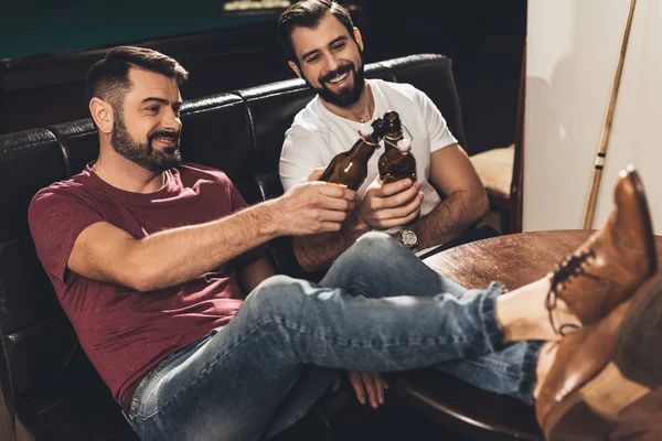 Jeunes Hommes Caucasiens Assis Sur Canapé Boire Bière Côté Table — Photo
