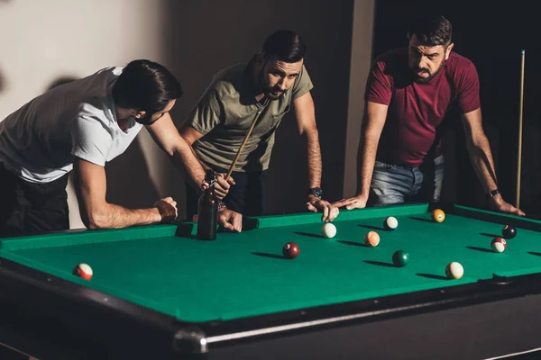 Tres Guapos Hombres Caucásicos Jugando Billar Bar —  Fotos de Stock