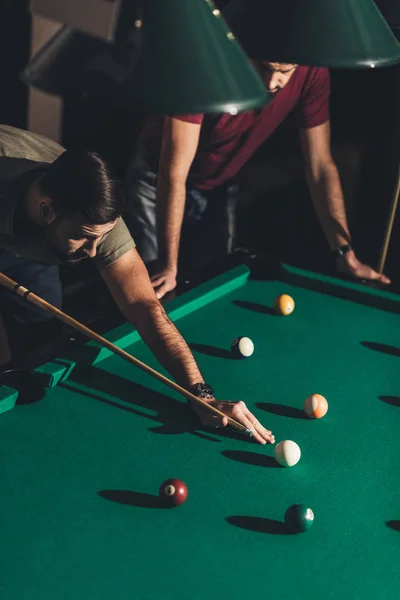 Schöner Kaukasischer Mann Spielt Pool — Stockfoto