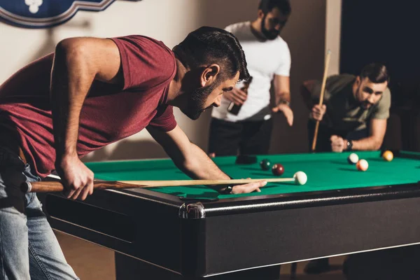 Companhia Homens Bonitos Jogando Piscina — Fotografia de Stock