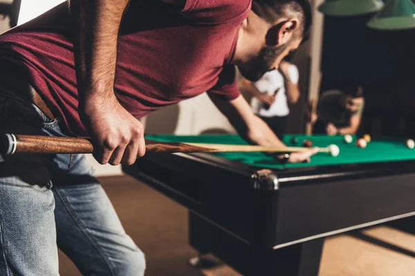 Company Handsome Men Playing Pool — Stock Photo, Image