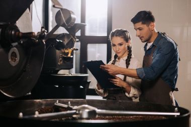 Kahvenin kavurma kontrol kahvehane işçiler birlikte işlemek