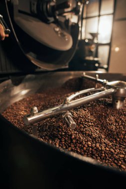 Kahvenin kavurma makinesinde görünümünü kapat
