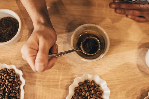 Tiro Recortado Del Hombre Sosteniendo Cuchara Mientras Prueba Café Aromático —  Fotos de Stock