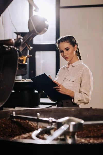 Retrato Tostador Café Enfocado Con Trabajo Comprobación Bloc Notas — Foto de Stock