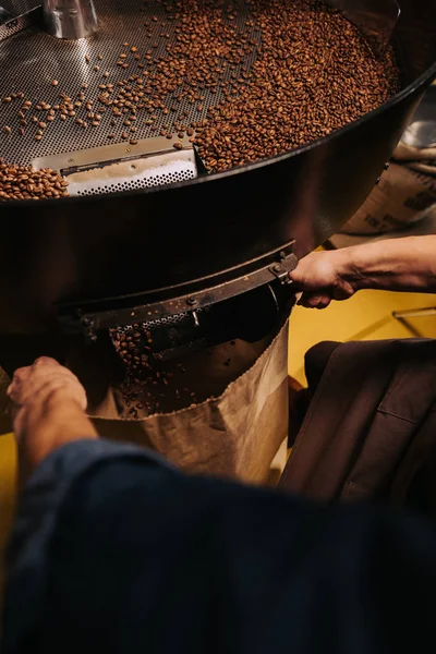 Delvis Skymd Utsikt Över Kaffe Kafferostningsföretagen Arbetar Stekning Maskin — Stockfoto