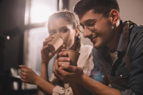 Pareja Con Tazas Café Teniendo Descanso Durante Trabajo Cafetería — Foto de Stock