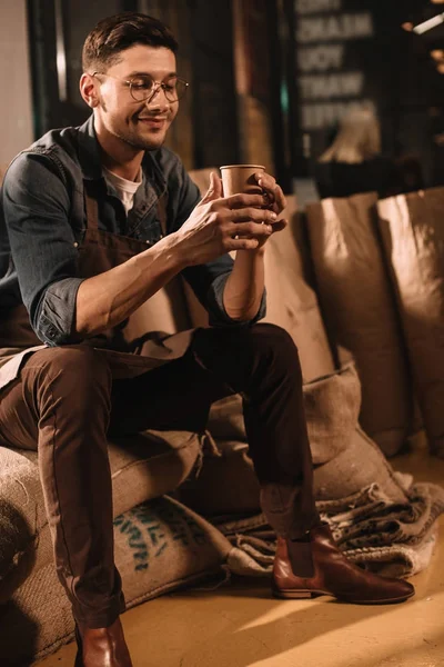 Sorrindo Lista Café Com Xícara Café Tendo Pausa Durante Trabalho — Fotografia de Stock Grátis