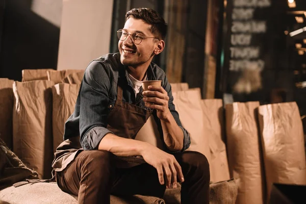 Sonriente Lista Café Con Taza Café Teniendo Descanso Durante Trabajo — Foto de Stock