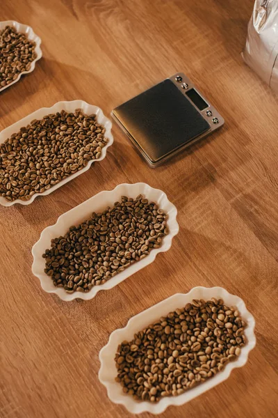 Zbliżenie Ułożone Miski Ziaren Kawy Dla Funkcji Żywności Drewnianym Blatem — Zdjęcie stockowe