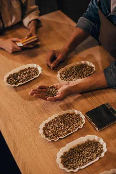 Vue Partielle Deux Ouvriers Café Examinant Des Grains Café Table — Photo