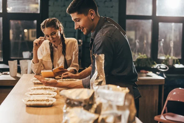 Mitarbeiter Von Coffeeshops Überprüfen Die Kaffeequalität Während Der Coffee Food — Stockfoto