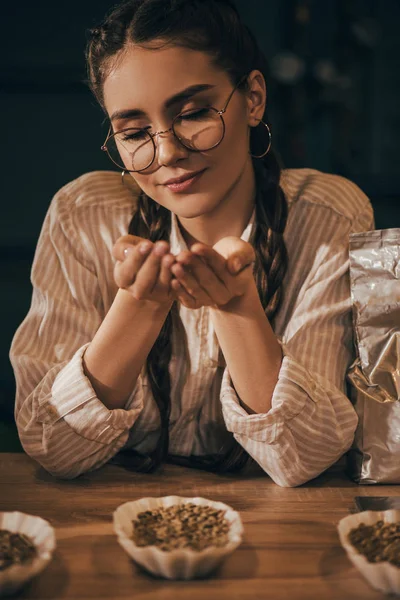 Portrait Young Woman Holding Coffee Beans Hands — Free Stock Photo