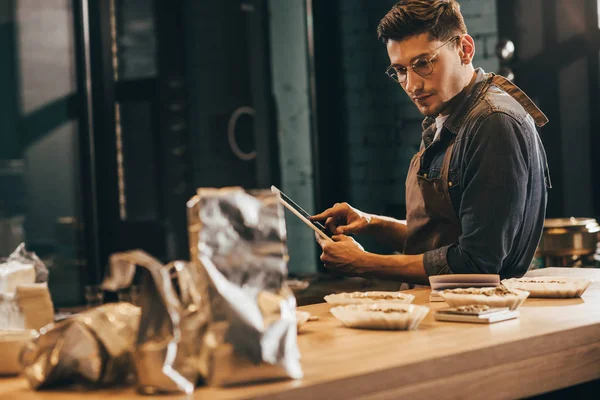Side View Focused Worker Apron Tablet Coffee Shop — Stock Photo, Image